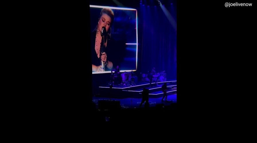 Kelly Clarkson warns fans not to throw anything on stage