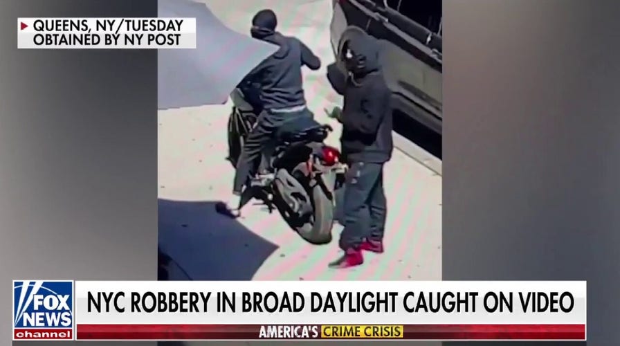 Video catches NYC armed robbery in broad daylight 