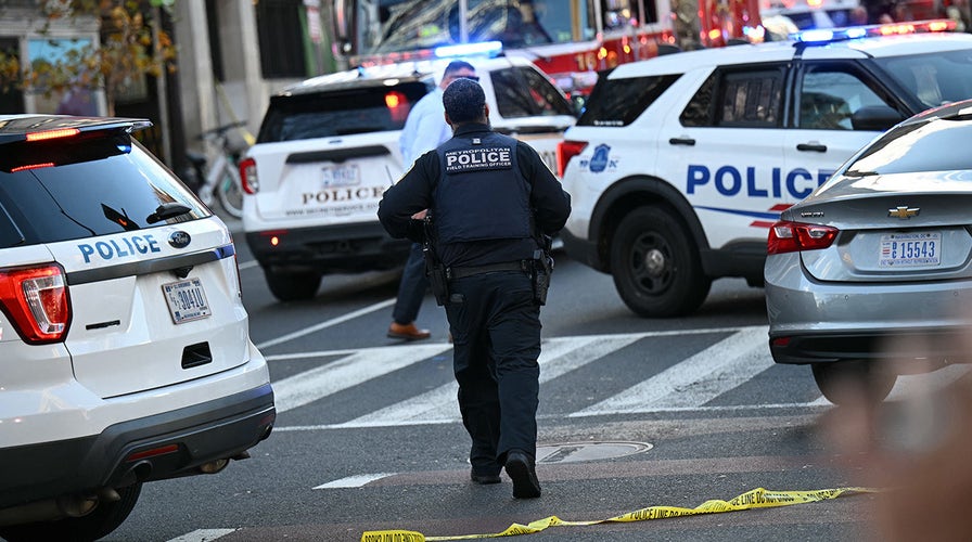  Authorities clasp  property   league  aft  2 National Guard troops changeable  adjacent   White House
