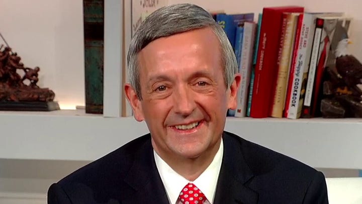 Pastor Robert Jeffress reacts to Trump ripping Romney, Pelosi for 'phony' faith remarks