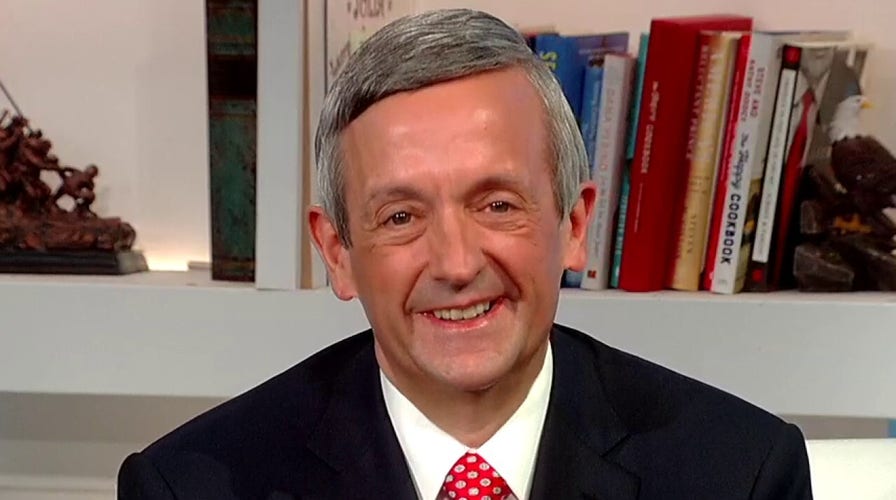 Pastor Robert Jeffress reacts to Trump ripping Romney, Pelosi for 'phony' faith remarks