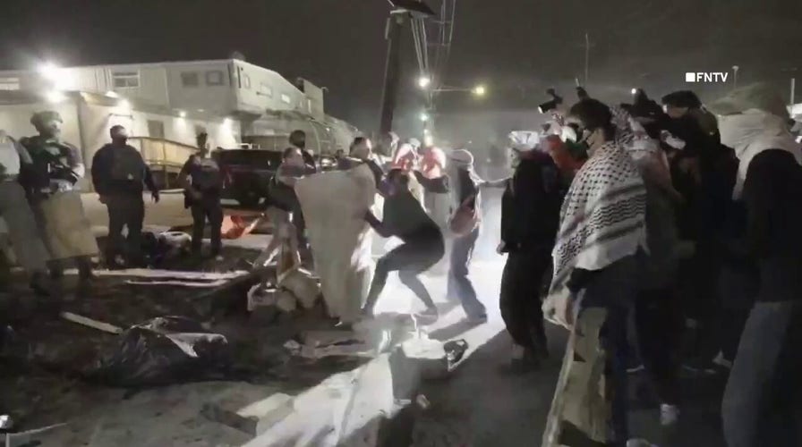 Agitadores con keffiyeh lanzan objetos a ICE en los tensos enfrentamientos en un centro de detención de Nueva Jersey
