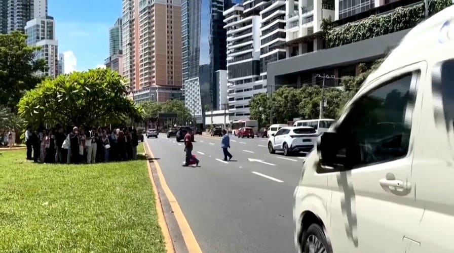 Los trabajadores evacúan los edificios de la ciudad de Panamá tras un fuerte terremoto