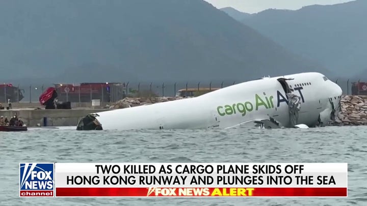 Dos muertos al salirse un avión de carga de la pista de aterrizaje de Hong Kong y precipitarse al mar