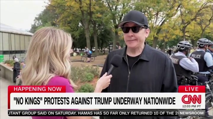 El actor John asiste a las protestas «No Kings» en Chicago.