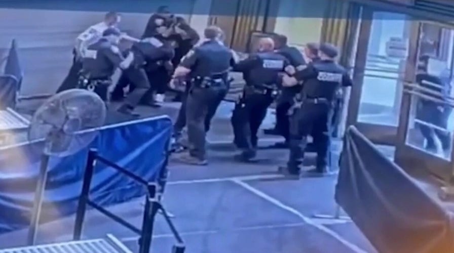 Knife-wielding man attacks officers inside NYC courthouse