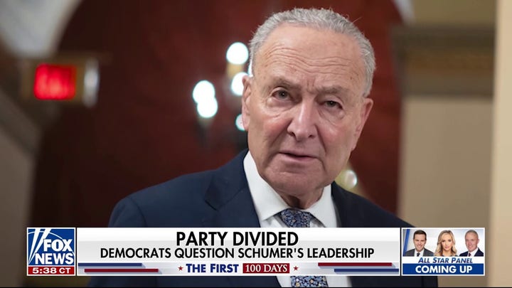 Schumer se enfrenta a las críticas de sus compañeros demócratas tras apoyar unbill  GOP  para financiar el gobierno