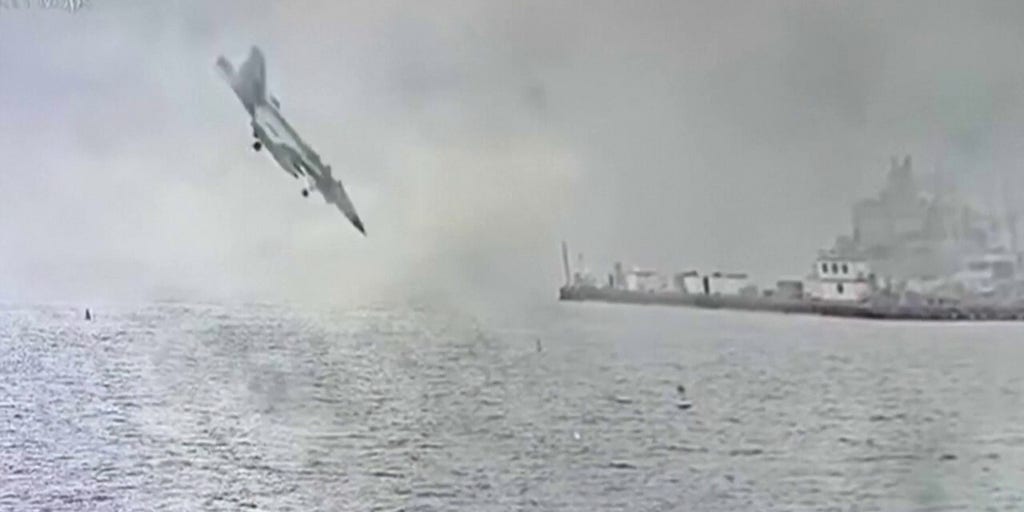 SEE IT: Military fighter jet plummets into San Diego Bay