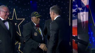 Secretary of War Hegseth surprises legendary Vietnam veteran at Fox Nation’s Patriot Awards