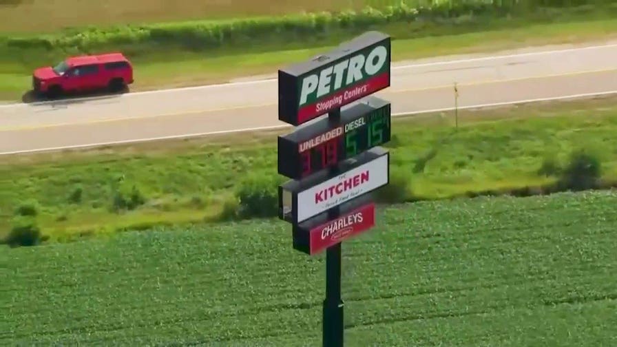 Worker got stuck for over six hours in 130-foot tall sign along Illinois road stop