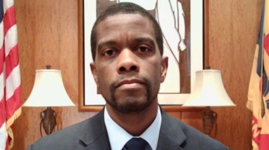 Sen. Klobuchar announces on Twitter Minnesota AG increasing charges against Derek Chauvin