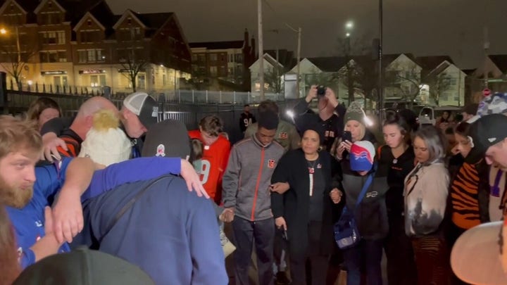 Bills, Bengals fans join in prayer outside Cincinnati hospital