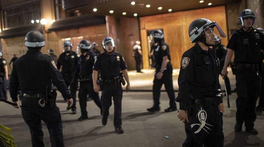 NYPD outnumbered by groups of looters in Midtown Manhattan