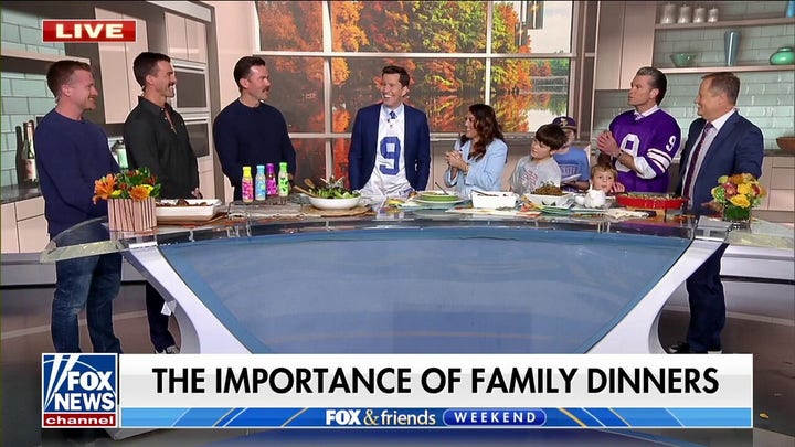 'Fox & Friends Weekend' hosts highlight the importance of family dinners, share favorite Thanksgiving sides