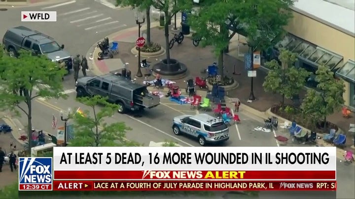 Por lo menos 5 muerto, 16 more wounded in Fourth of July parade shooting