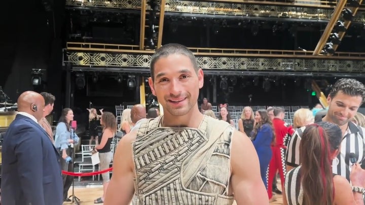 'Dancing with the Stars' contestant Elaine Hendrix rushed to hospital on stretcher during rehearsals