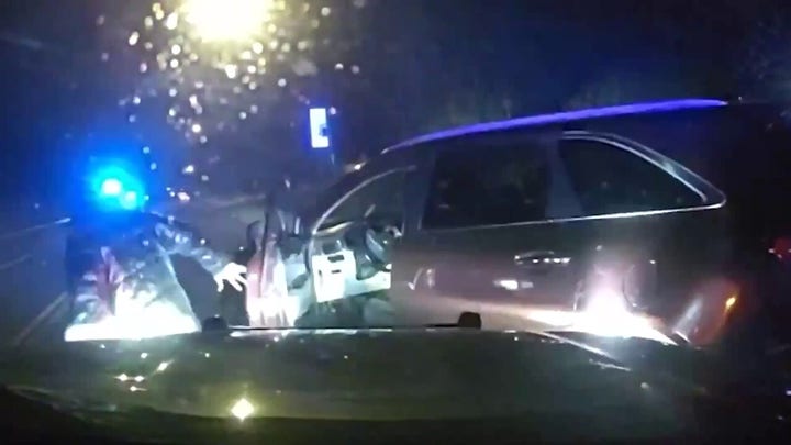 Un reincidente con un historial delictivo impresionante protagoniza una persecución frenética con la policía con un pasajero ciego a bordo antes de ser detenido