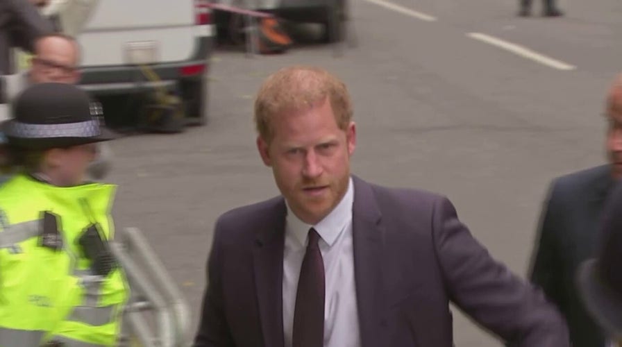 Prince Harry arrives to court