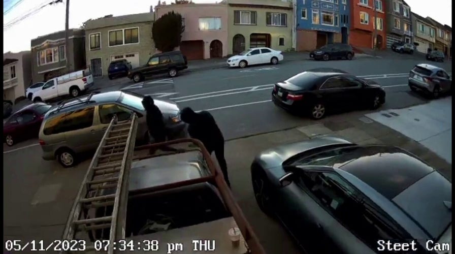 San Francisco suspects rob 61-year-old man at gunpoint: video