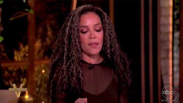 Sunny Hostin accuses Democrats of caving on shutdown, says Schumer's 'days are over'