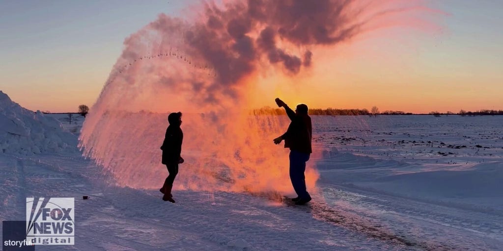 Water Freezes Midair As Minnesota Couple Tests The Cold Temperatures Fox News Video
