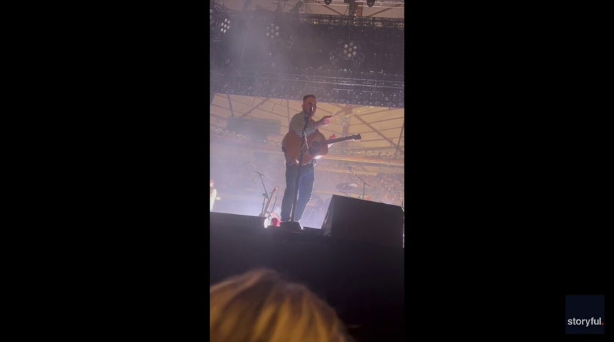 Zach Bryan interroga al público después de que alguien lance algo al escenario