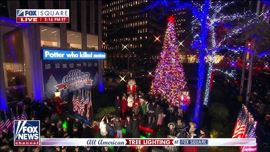 Fox News Media's All-American Christmas Tree rebuilt, 纵火袭击后在纽约总部重新点燃