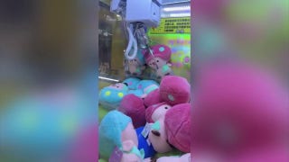 Arcade player shows off wild claw grabber game skill in China - Fox News