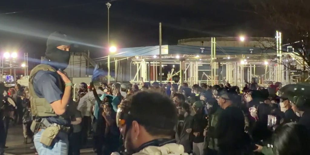 Detainees at NJ's Delaney Hall flicker lights as anti-ICE agitators cheer