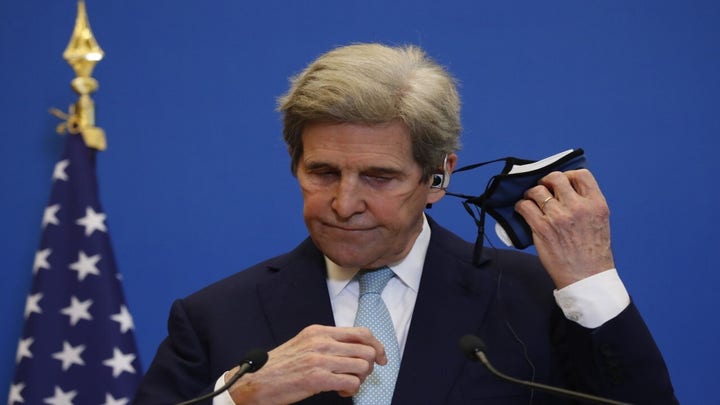 John Kerry pictured without mask on American Airlines flight