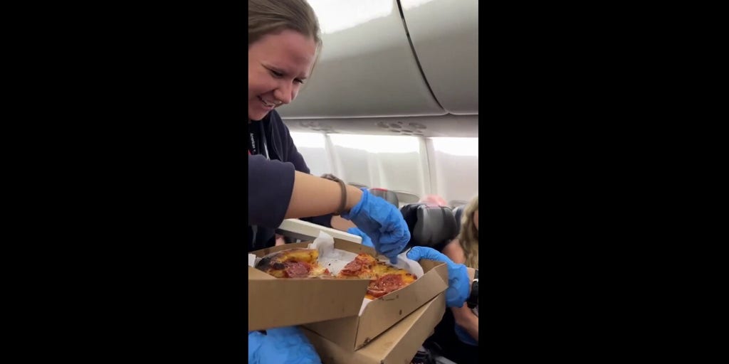 Flight passenger orders pizza for entire plane amid 4-hour delay