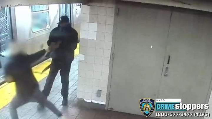 New York City robber stabs subway rider during scuffle on Manhattan train: police
