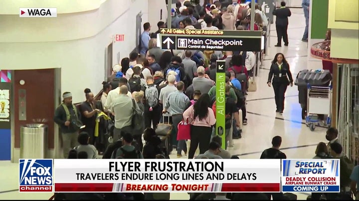 ICE los agentes de la TSA en los aeropuertos mientras se prolonga el bloqueo DHS