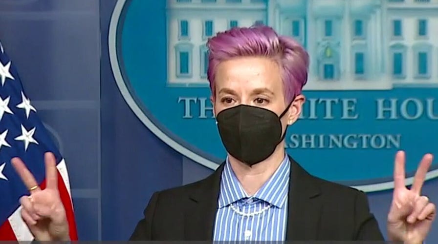 Celebrity fawning is back in style at the White House