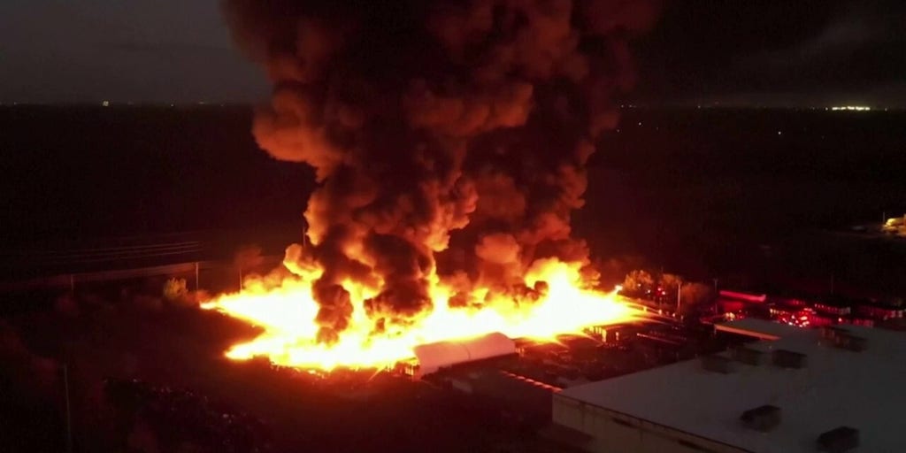 Five acre fire rages in Kissimmee, Florida | Fox News Video