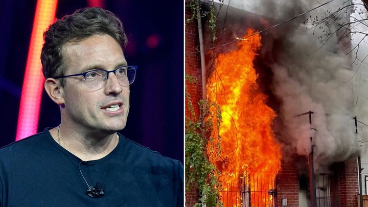 Benny Johnson dice que New York Times restó importancia a los peligros de incendio provocado a los que se enfrentó su familia