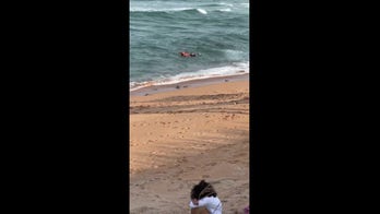 Florida police officer saves man from rip current