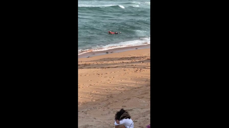 Florida police officer saves man from rip current