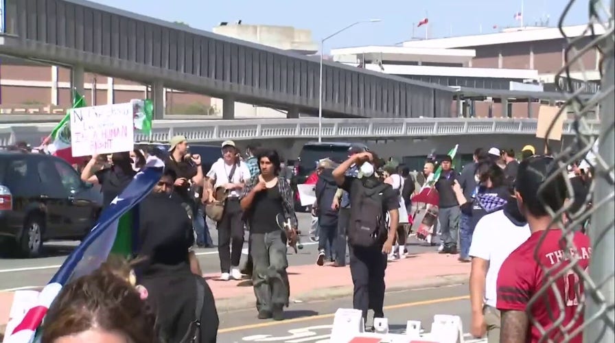LAPD remove protesters from 101 Freeway