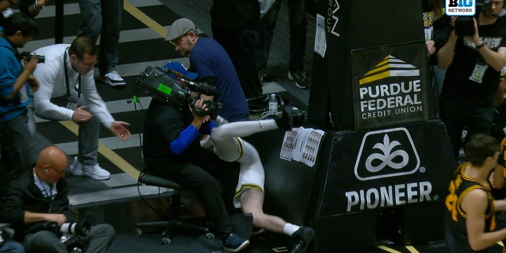 Braden Smith CRASHES with cameraman after incredible 3-PT play, Purdue ties Iowa