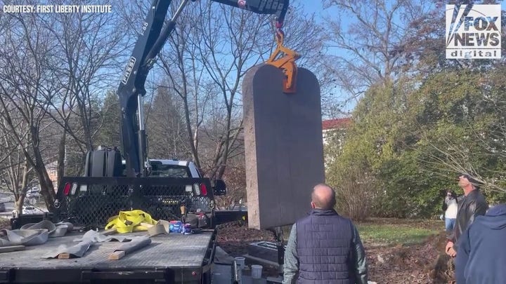 Se vuelve a instalar la exposición de los Diez Mandamientos en los terrenos del Capitolio de Kentucky