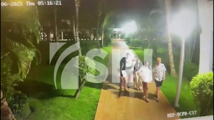 Estudiante universitaria estadounidense desaparecida vista caminando de la mano con un hombre