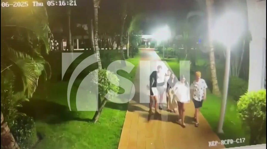 Estudiante universitaria estadounidense desaparecida vista caminando de la mano con un hombre