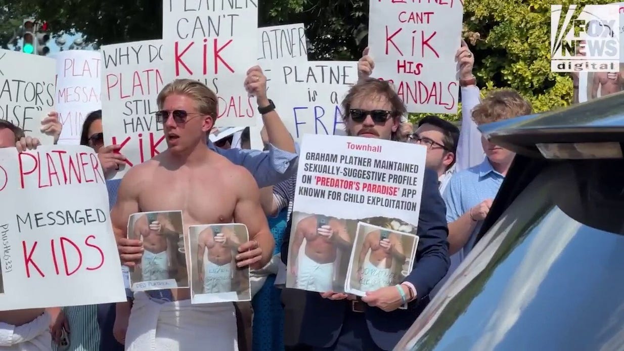 Bernie Sanders snaps at towel-clad GOP protesters pressing him on Graham Platner scandals