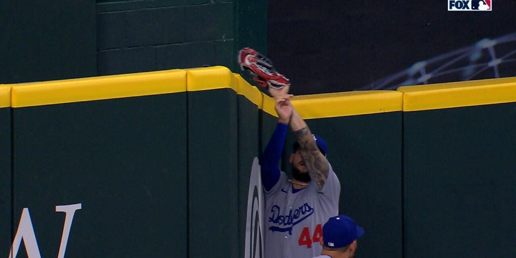 Dodgers' Andy Pages robs home run against Rangers