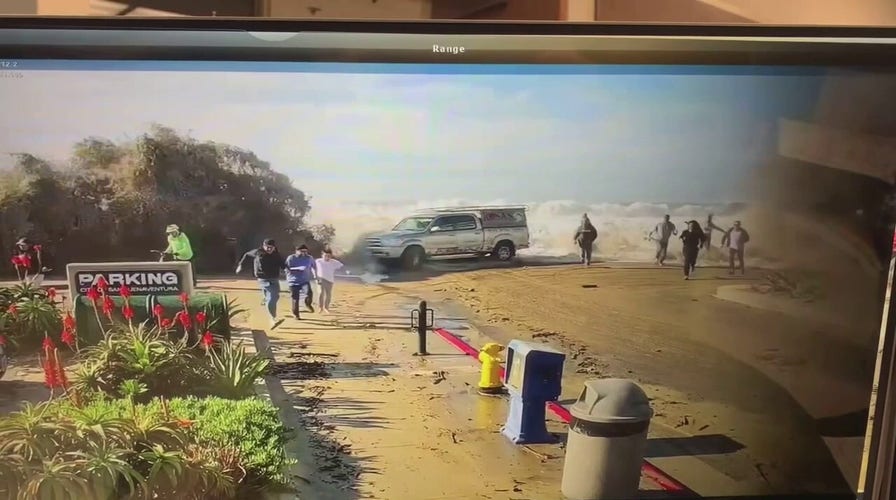 California beachgoers flee rogue wave