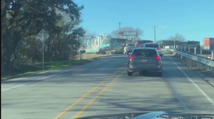 Train Derails In Texas After Smashing Through Semitruck Trailer, Video ...