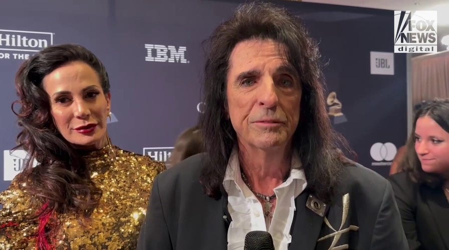 Alice Cooper talks passing of Jeff Beck: 'My favorite guitar player of all time'