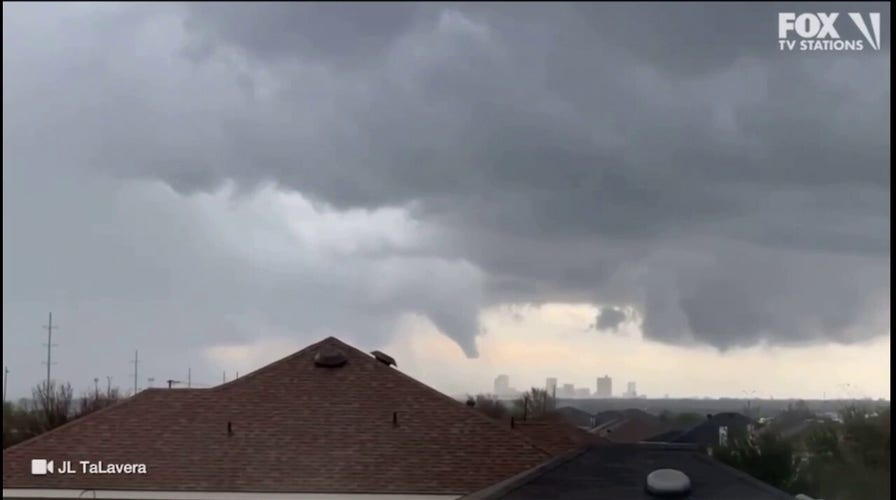 Storm system moves toward Dallas, Texas