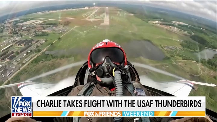  Charlie Hurt vuela con los Thunderbirds de la Fuerza Aérea de los Estados Unidos.